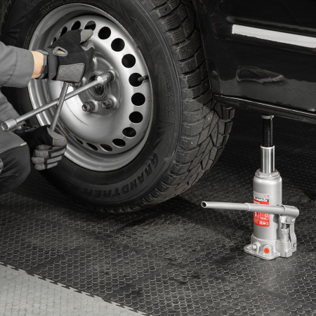 Домкрат гидравлический бутылочный, 5 т, высота подъема 216-413 мм, в пластиковый кейсе Matrix цена