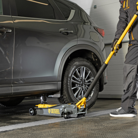 Домкрат гидравлический подкатной, 2/3 т, 98-770 мм, быстрый подъем, низ. подхват, проф, SUV Denzel цена
