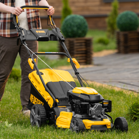 Газонокосилка бензиновая GLD-460SP, 146 куб.см, ширина 46 см, привод 7 уровней, травосборник 50 л Denzel цена