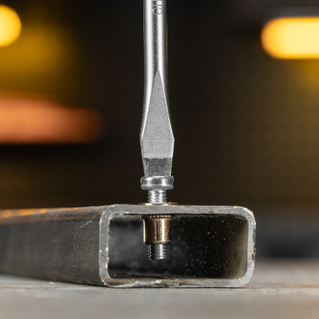 Заклепки резьбовые, стальные, оцинкованные, М5, пластиковый кейс, 100 шт. Denzel цена