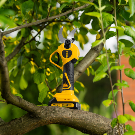 Секатор аккумуляторный, бесщет., CP-30BL, Li-Ion, 20 В, лезвия SK5 // Denzel цена