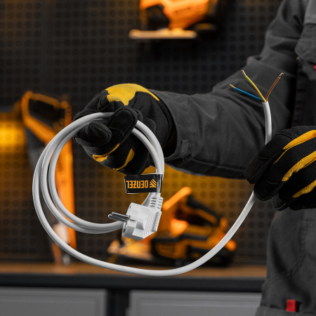 Шнур сетевой Energy Series, ПВС, 1,5 м, 3 x 1,5 мм, с неразборной вилкой, белый, Denzel цена