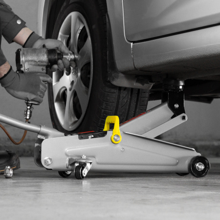 Домкрат гидравлический подкатной, 2 т, высота подъема 135-385 мм, в пластиковый кейсе Matrix цена