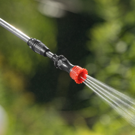 Опрыскиватель ранцевый аккумуляторный D-16LA, 16 л, 12 В, 8 Ач Denzel цена