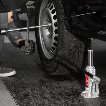 Домкрат гидравлический бутылочный, 4 т, высота подъема 194-372 мм, в пластиковый кейсе Matrix цена