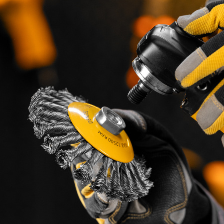 Щетка для УШМ, 125 мм, "Тарелка", крученая нержавеющая проволока 0.5 мм, М14 Denzel