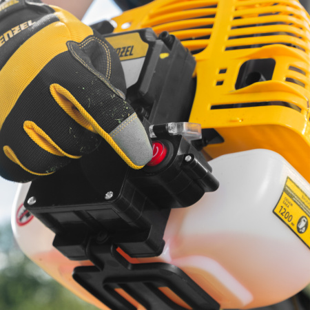 Триммер бензиновый DT-43E, 43 см3, неразъемная штанга, электростартер, состоит из 2 частей Denzel цена