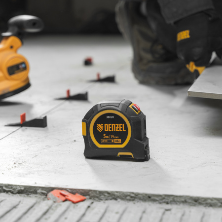 Лазерный дальномер с рулеткой LT-40, 5м x 19 мм, дальномер 40м, автомат. фиксация Denzel цена