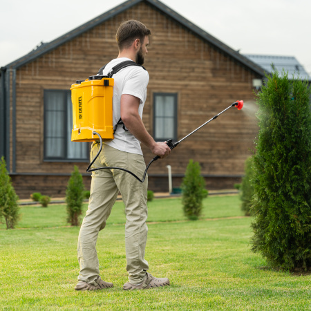 Опрыскиватель ранцевый аккумуляторный DP-10LA, 10 л, 12 В, 8 Ач Denzel цена