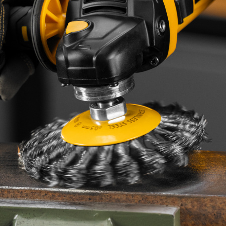 Щетка для УШМ, 125 мм, "Тарелка", крученая нержавеющая проволока 0.5 мм, М14 Denzel