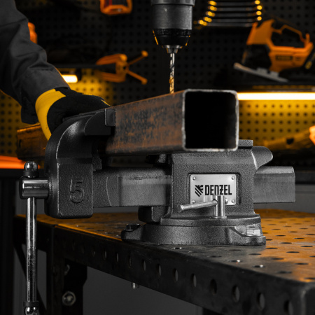 Тиски слесарные BVH-125, 125 мм, поворотные, стальная направляющая, с наковальней //Denzel