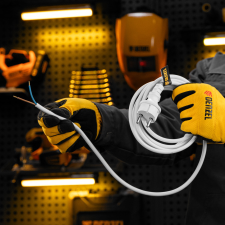 Шнур сетевой Energy Series, ПВС, 3 м, 2 x 1,5 мм, с неразборной вилкой, белый, Denzel цена