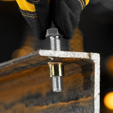 Заклепки резьбовые, стальные, оцинкованные, М8, пластиковый кейс, 40 шт. Denzel цена