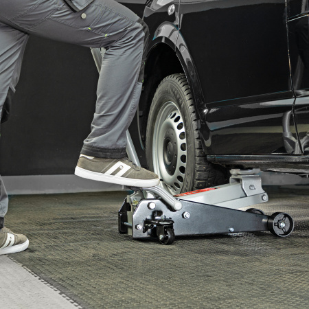 Домкрат гидравлический подкатной, 3.5 т, высота подъема 145-490 мм, с педалью Matrix цена