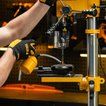 Масленка-нагнетатель, металлический корпус, 0,3 л, гибкий наконечник Denzel цена