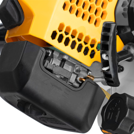 Триммер бензиновый DGT-52-PRO, анти-вибро, 52 см3, неразъем, состоит из 2 частей Denzel цена