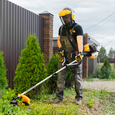 Триммер бензиновый DTL-52S, 52 см3, разъемная штанга, состоит из 2 частей Denzel цена