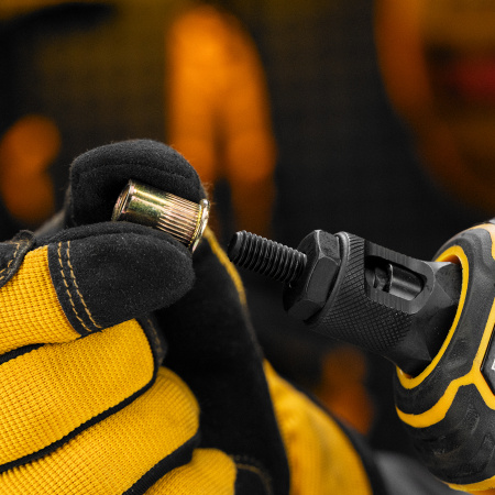 Заклепки резьбовые, стальные, оцинкованные, М8, пластиковый кейс, 40 шт. Denzel цена