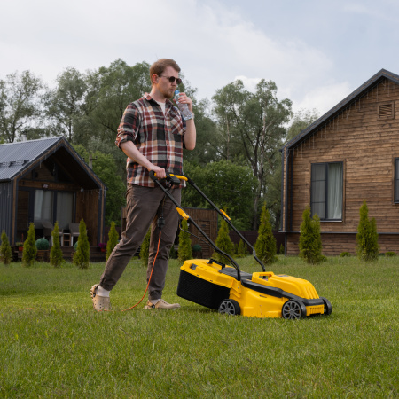 Газонокосилка электрическая GMC-1200, шир.,32см, 1200 Вт, 3 уров., травосб. 30 л Denzel цена