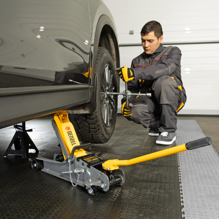 Домкрат гидравлический подкатной с фиксатором, 2,5 т, 85-385 мм Denzel цена