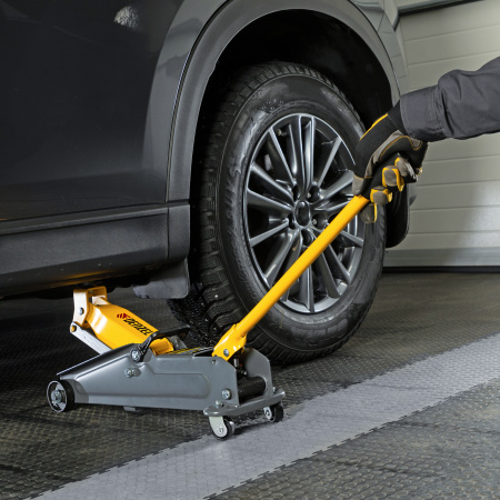 Домкрат гидравлический подкатной, 2 т, 135-385 мм, в пласт. кейсе Denzel цена