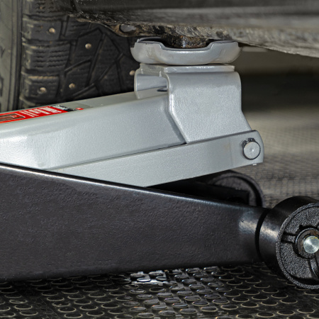 Домкрат гидравлический подкатной, 3.5 т, высота подъема 145-490 мм, с педалью Matrix цена