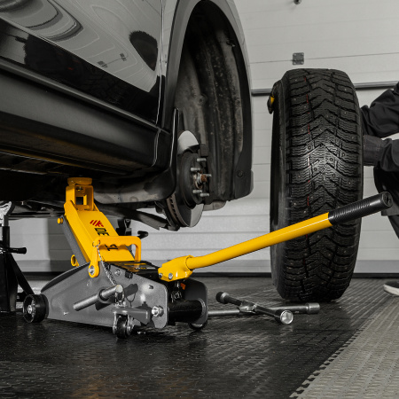 Домкрат гидравлический подкатной с фиксатором, 2,8 т, 135-385 мм, в кейсе Denzel цена