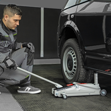 Домкрат гидравлический подкатной, 3 т, высота подъема 150-530 мм Matrix цена