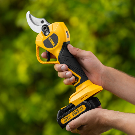 Секатор аккумуляторный, бесщет., CP-40BL, Li-Ion, 20 В, лезвия SK5 Denzel цена