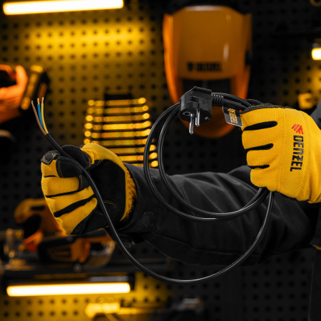 Шнур сетевой Energy Series, ПВС, 1,5 м, 3 x 1,5 мм, с неразборной вилкой, черный, Denzel цена