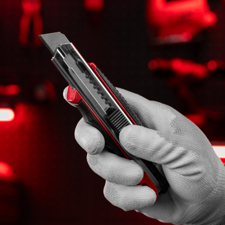 Нож, 18 мм, выдвижное лезвие, металлическая направляющая, обрезиненная ручка, 5 лезвий Matrix