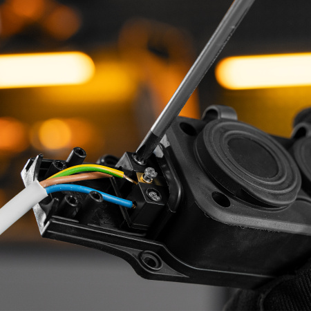 Шнур сетевой Energy Series, ПВС, 3 м, 3 x 1,5 мм, с неразборной вилкой, белый, Denzel цена