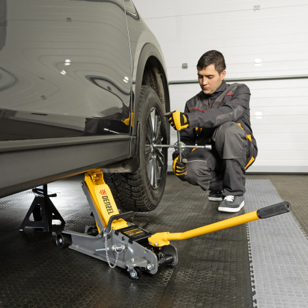 Домкрат гидравлический подкатной с фиксатором, 2,5 т,  85-385 мм, в пласт. кейсе Denzel цена