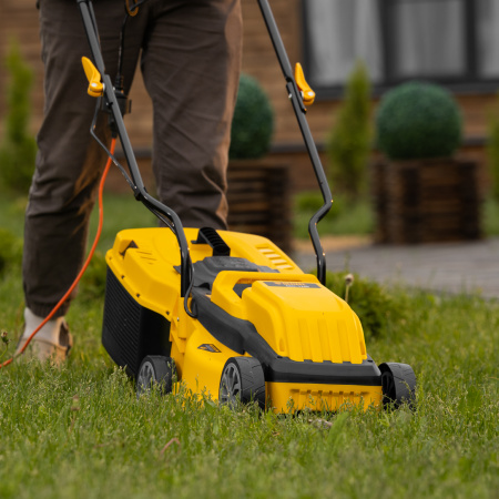 Газонокосилка электрическая GMC-1200, шир.,32см, 1200 Вт, 3 уров., травосб. 30 л Denzel цена