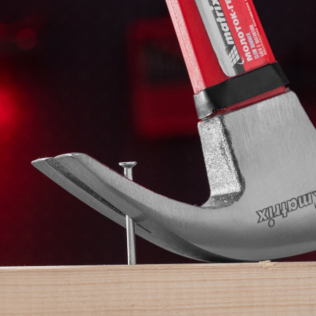 Молоток-гвоздодер, 450 г, боек c магнитом, фибергласовая обрезиненная рукоятка Matrix