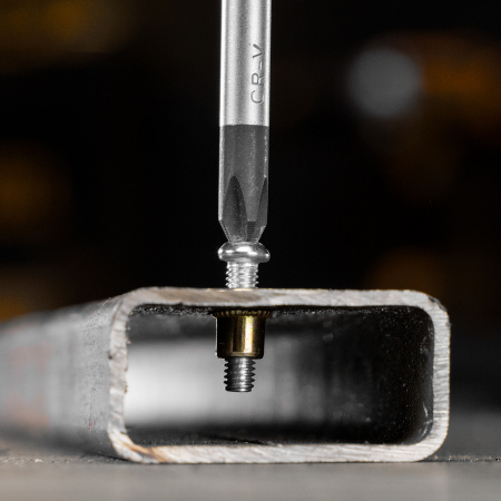 Заклепки резьбовые, стальные, оцинкованные, М4, пластиковый кейс, 140 шт. Denzel цена