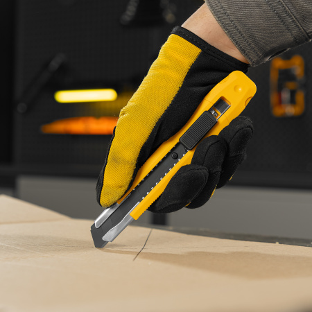 Нож, 18 мм, сменное лезвие, SK4, метал. направляющая, клипса, нажимной фиксатор Denzel