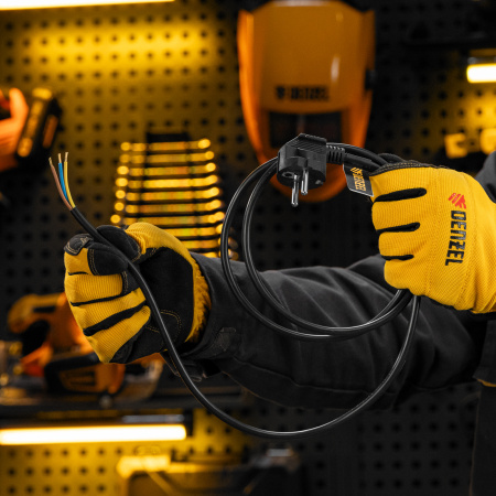 Шнур сетевой Energy Series, ПВС, 1,5 м, 3 x 1 мм, с неразборной вилкой, черный, Denzel цена