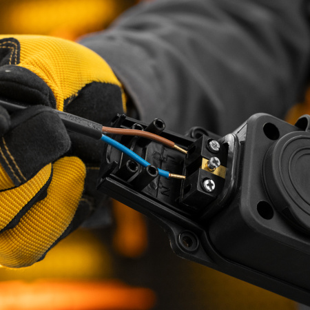 Шнур сетевой Energy Series, ПВС, 1,5 м, 2 x 1,5 мм, с неразборной вилкой, черный, Denzel цена