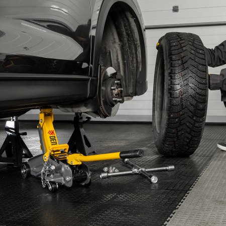 Домкрат гидравлический подкатной с фиксатором, 2 т, 130-330 мм, в кейсе Denzel цена