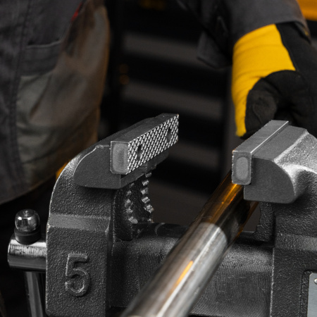 Тиски слесарные BVH-125, 125 мм, поворотные, стальная направляющая, с наковальней //Denzel