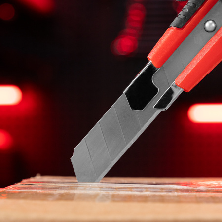 Нож, 18 мм, выдвижное лезвие, металлическая направляющая, винтовой фиксатор лезвия Matrix