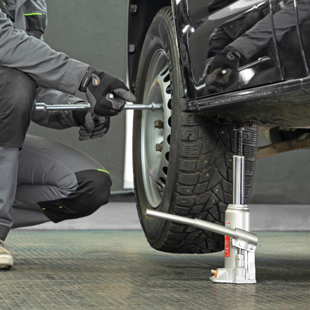 Домкрат гидравлический бутылочный, 4 т, h подъема 194-372 мм, в пластиковом кейсе Matrix цена