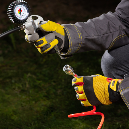 Набор пневмоинструмента, 5 предметов, быстросъемное соединение, краскораспылитель с нижним бачком Matrix цена