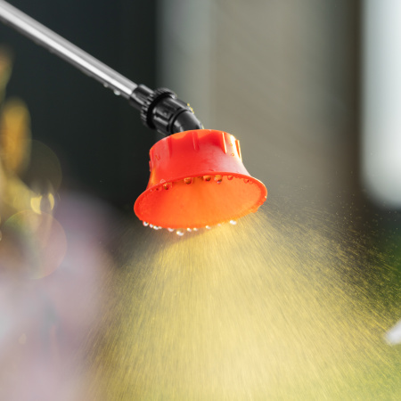 Опрыскиватель ранцевый аккумуляторный DP-10LA, 10 л, 12 В, 8 Ач Denzel цена