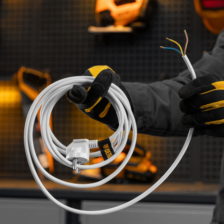 Шнур сетевой Energy Series, ПВС, 3 м, 3 x 1,5 мм, с неразборной вилкой, белый, Denzel цена