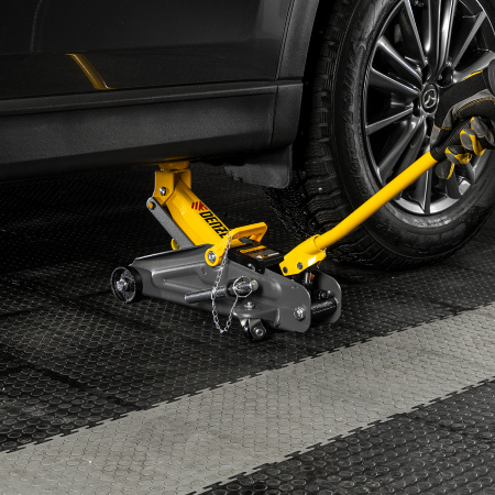 Домкрат гидравлический подкатной с фиксатором, 2 т, 130-330 мм Denzel цена