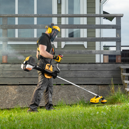 Триммер бензиновый DGT-52-PRO, анти-вибро, 52 см3, неразъем, состоит из 2 частей Denzel цена