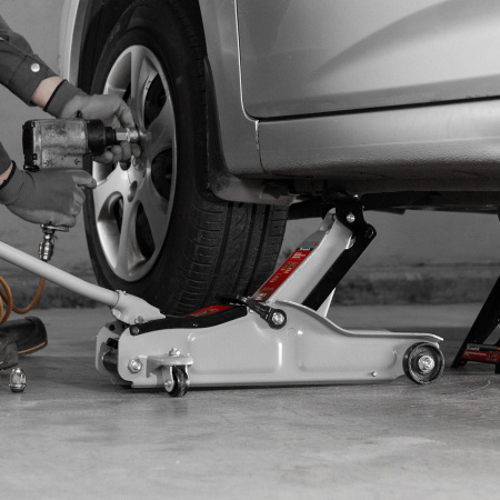 Домкрат гидравлический подкатной 2 т в пластиковом кейсе 85-330 мм. Low Profile Matrix цена