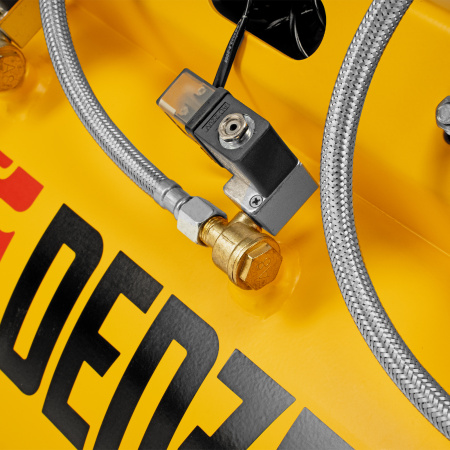 Компрессор безмасляный, малошумный DLS 3300/100, 3300 Вт,3x1100, 100 л, 570 л/мин ,блок управления Denzel